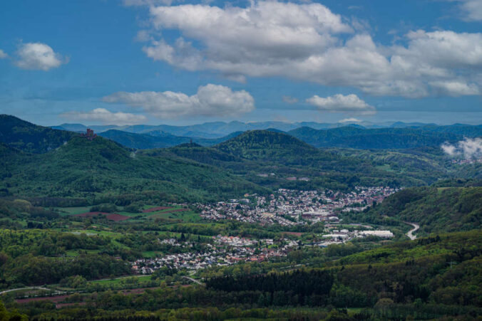 Blick vom Ohrensberg auf Annweiler am Trifels (Foto: Holger Knecht)