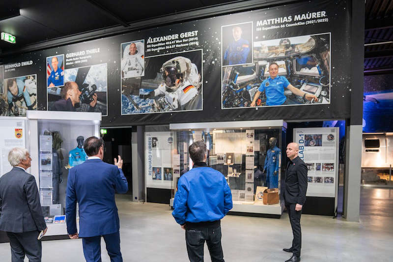 Ulf Merbold, Gerhard Daum und Matthias Maurer im deutschen Bereich der Ausstellung „Apollo and Beyond“. (Quelle: TMSNHSP)