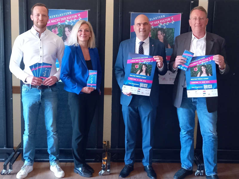 Max Punstein, Andrea Brunnett (SSK, in Vertretung der Sponsoren), Bürgermeister Manfred Schulz und Christoph Dammann. (Foto: Stadt Kaiserslautern)