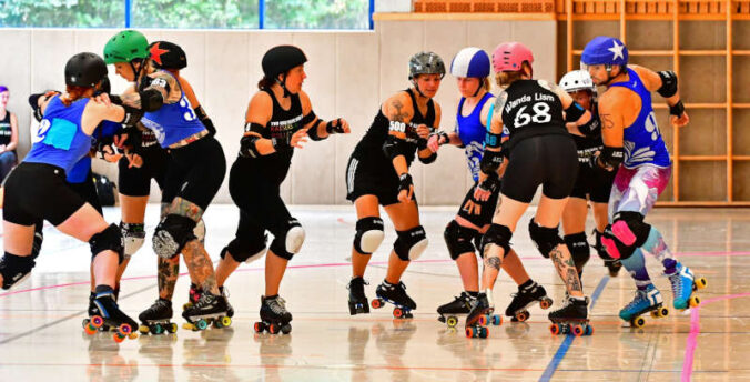 Kaiserslautern Roller Derby (in schwarz) beim Spiel gegen Bembel Town im vergangenen Herbst. (Foto: Andreas Koenig)