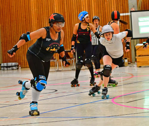 Das Rookie-Team von KRD (in schwarz) spielte sein erstes Heimspiel im Dezember gegen das B-Team von Hell’s Ass aus Strasbourg. (Foto: Andreas Koenig)