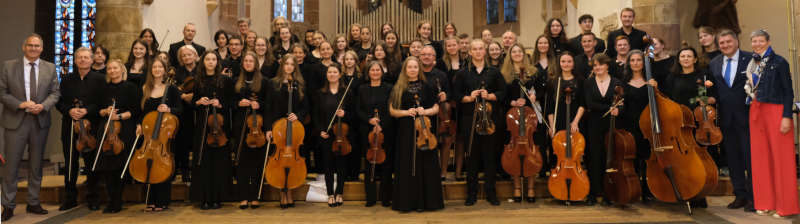 Das trinationale Orchester besteht aus Mitgliedern von der Kreismusikschule, der französischen École Municipale des Arts de Wissembourg und der Staatlichen Musikschule Oświęcim (Polen). Die politisch Verantwortlichen der betreffenden Orte sind hier mit im Bild, links SÜW-Landrat Dietmar Seefeldt, rechts Wissembourgs Bürgermeisterin Sandra Fischer-Junck und Janusz Chwierut,. Stadtpräsident von Oświęcim. (Foto: KV SÜW)