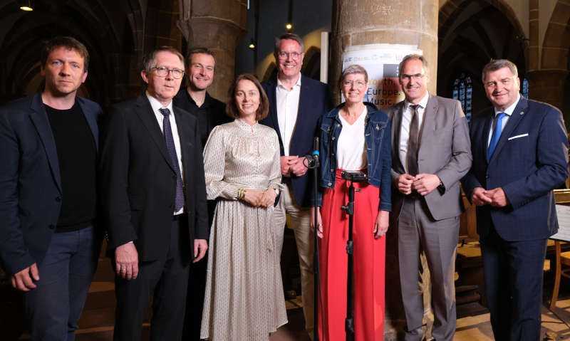 Alle für Europa nach dem Landauer Konzert von links nach rechts: Adrian Rinck (Leiter der Kreismusikschule SÜW), Prof. Dr. Matthias Bahr (Leiter der Arbeitsstelle „Menschenrechtsbildung“ an der RPTU in Landau), Marc Bender (Dirigent), Katarina Barley (Vizepräsidentin des europäischen Parlaments), Alexander Schweitzer (Minister für Arbeit, Soziales, Transformation und Digitalisierung des Landes Rheinland-Pfalz), Sandra Fischer-Junck (Bürgermeisterin von Wissembourg), Dietmar Seefeldt (Landrat) und Janusz Chwierut (Stadtpräsident von Oświęcim). (Foto: KV SÜW)