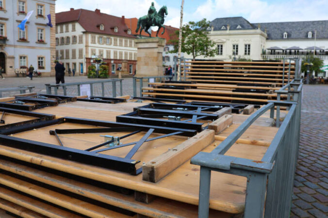 Der Aufbau auf dem Rathausplatz hat bereits begonnen. (Quelle: Stadt Landau)