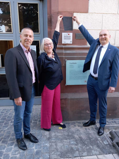 Enthüllten gemeinsam die Auszeichnung an der Fruchthalle (v. l.): Markus Lang, Ruth Ratter und Manfred Schulz.(Foto: Stadt Kaiserslautern)