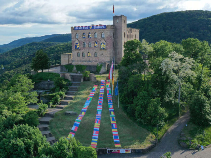Das Hambacher Schloss beim "Fest der Demokratie" (Foto: Kai Mehn)
