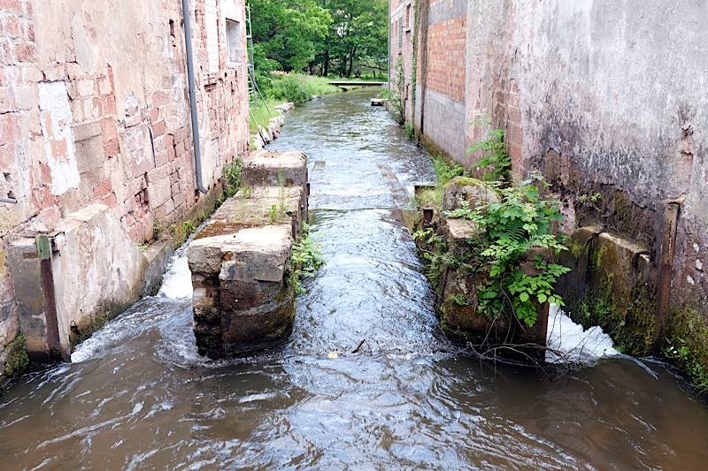 Die Queich führt derzeit so viel Wasser, dass der Fischpass in der Mitte nur zu erahnen ist. (Foto: KV SÜW)