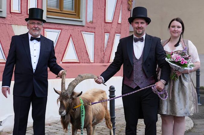 v.l.: Bürgermeister Karl-Günter Müller, Bock Benni und das Geißbockbrautpaar (Foto: Holger Knecht)