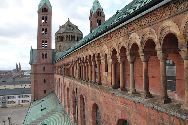 Muss verbessert werden: die Entwässerung des Doms über Regenrinnen und Fallrohre (Quelle: Domkapitel Speyer, Foto: Hedwig Drabik)