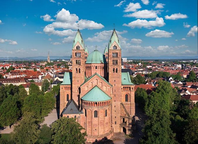 Noch einmal ohne Gerüste: Ab September 2024 werden die Osttürme des Speyerer Doms eingerüstet (Quelle: Domkapitel Speyer, Foto: Klaus Landry)