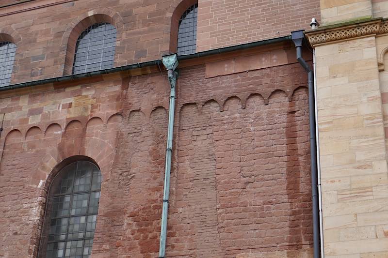 Weisen auf ein Problem hin: nasse Stellen an den Wänden des nördlichen Seitenschiffs (Quelle: Domkapitel Speyer, Foto: Hedwig Drabik)