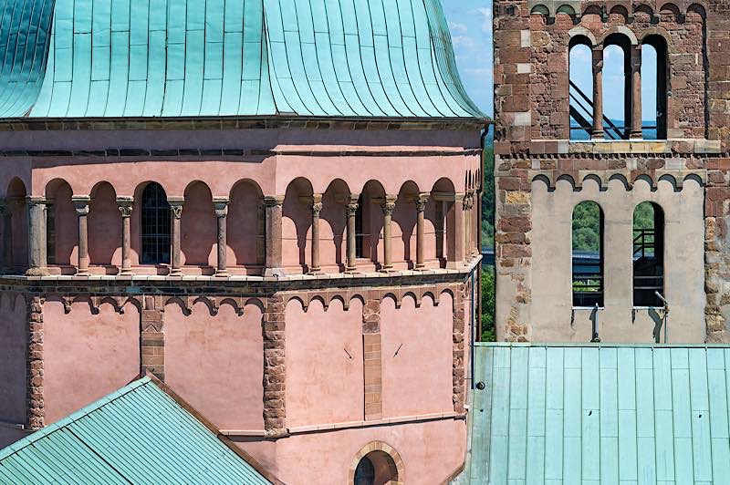 Der Vierungsturm (links) wurde gerade restauriert, der Südostturm (rechts) kommt als nächstes an die Reihe (Quelle: Domkapitel Speyer, Foto: Klaus Landry)