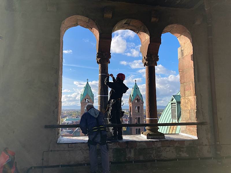 Teil der Voruntersuchungen an den Osttürmen: Ultraschallmessungen an den Säulen (Quelle: Domkapitel Speyer, Foto: Hedwig Drabik)