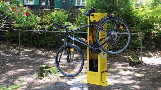 An der ADAC Radservice-Station können Radfahrende ihr Rad in Arbeitshöhe aufhängen und Luftpumpe, Reifenheber und die wichtigsten Werkzeuge für kleinere Reparaturen nutzen. (Foto: ADAC Pfalz)