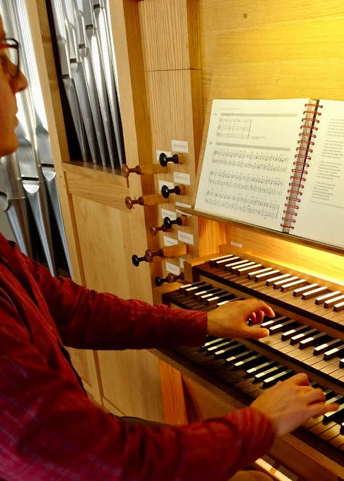 Organist beim Spiel (Foto: Martin Erhard)