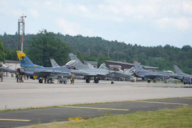 Kampfflugzeuge auf der Ramstein Air Base (Foto: Holger Knecht)