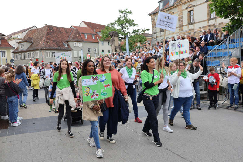 Viele Fußgruppen und Festwagen zogen beim Festumzug durch die Landauer Innenstadt – hier ein Zusammenschluss verschiedener Kitas. (Quelle: Stadt Landau)