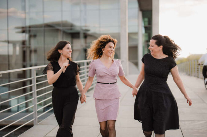 Das Duo Pariser Flair, bestehend aus der französischen Opernsängerin Marie Giroux (Mitte) und der norddeutschen Pianistin und Akkordeonistin Jenny Schäuffelen (rechts) (Quelle: Simon Detel)