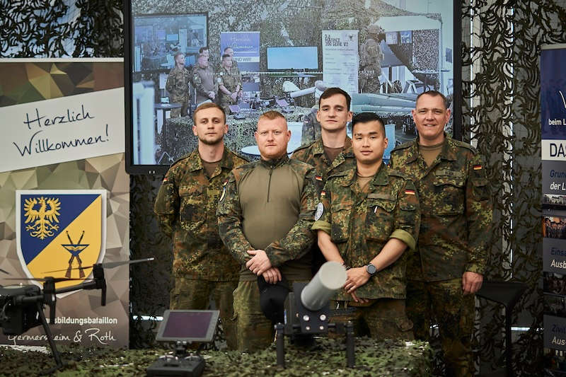 Der Kommandeur und Soldaten des Luftwaffenausbildungsbataillons (Foto: Bundeswehr/Marc-André Proulx)