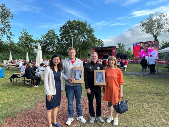 Bürgermeisterin Natalie Bauernschmitt mit Mads und Magnus vom Dänischen Fußballverband sowie Annett Pfannbecker, Vorzimmer der Bürgermeisterin, im Camp Denmark auf dem Knaus Campingplatz. (Foto: Stadt Bad Dürkheim)