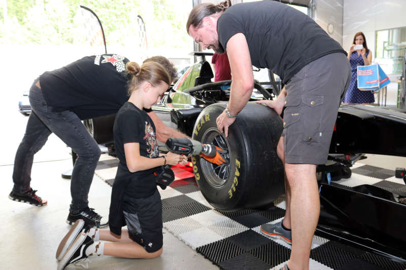 In der Kfz-Werkstatt: Reifen wechseln wie bei der Formel 1 (Foto: Handwerkskammer der Pfalz)