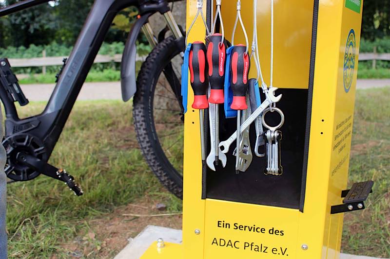 An der ADAC Radservice-Station können Radfahrer ihr Rad in Arbeitshöhe aufhängen und Luftpumpe, Reifenheber und die wichtigsten Werkzeuge für kleinere Reparaturen nutzen. (Foto: ADAC Pfalz e.V.)