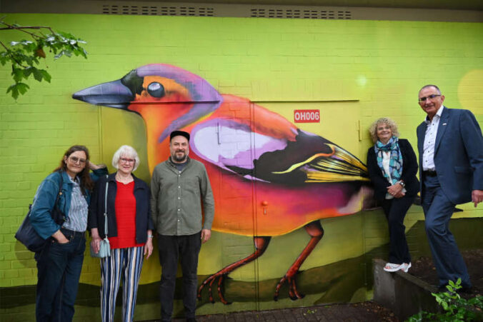 Bei der Übergabe des ersten kunstvoll gestalteten Trafohäuschens in Oggersheim: Monika Schill, Leitung des Kulturbüros und des Kulturzentrums dasHaus, Ursula König, ehrenamtliche Mitarbeiterin des Kulturbüros und Kulturzentrums Ludwigshafen, Philipp Himmel, Streetart-Künstler und Straßensozialarbeiter der Jugendfreizeitstätte Melm, Sylvia Weiler, Ortsvorsteherin in Oggersheim, und Thomas Mösl, technischer Vorstand von TWL (v.l.) (Foto: TWL)