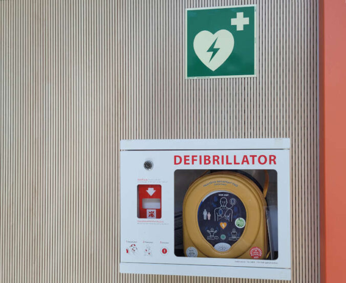 Der neue Defibrillator (Foto: Kreisverwaltung Bad Dürkheim)