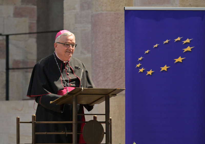 Bischof Dr. Karl-Heinz Wiesemann, der dem Kuratorium der Stiftung vorsteht, begrüßte die Anwesenden im Dom. (Foto: Klaus Landry)