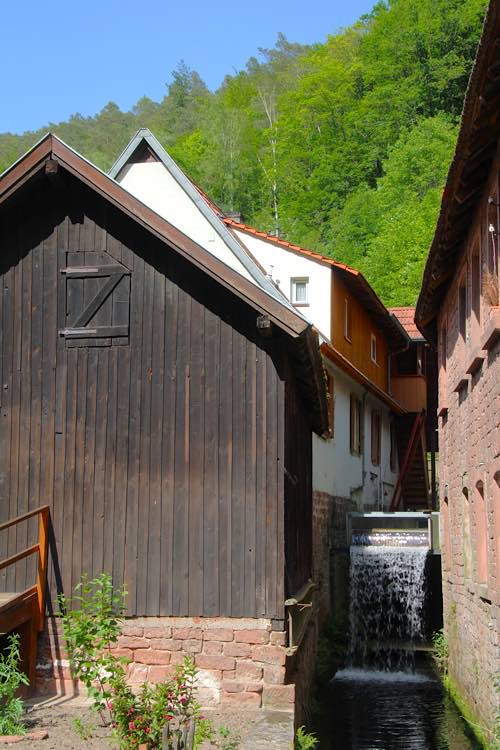 Die Elmsteiner Wappenschmiede mit ihrem hölzernen Sägemühlenvorbau von 1890 nach einer Dach- und Treppensanierung mit neuer Gaubenverkleidung. (Bild: Benno Münch)