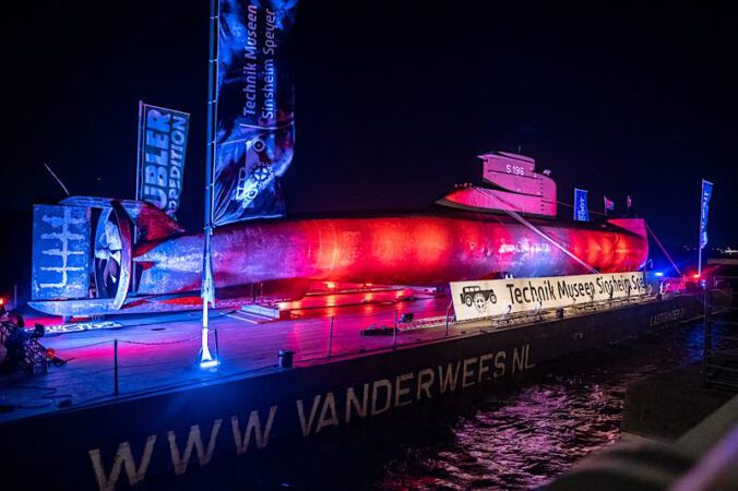 Vom 6. bis 8. Juli liegt das U-Boot in Heidelberg vor der Alten Brücke. Nach der spektakulären Lichtprojektion des Metropolink Festivals am Samstagabend wird U17 durchgehend beleuchtet sein. (Quelle: TMSNHSP)