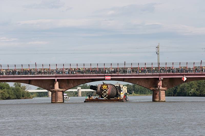 Der Verband meisterte souverän die niedrige Brücke in Ladenburg und die Schleuse Schwabenheim, bis er vor atemberaubender Kulisse in Heidelberg festmachte. Anschließend wurde U17 aufgerichtet. (Quelle: TMSNHSP)