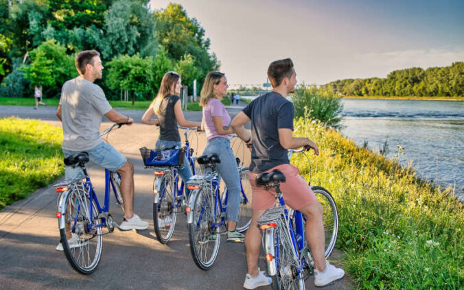 Gruppe mit Rad am Rhein (Foto: Britta Hoff)