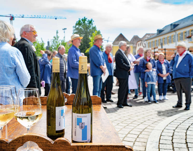 Übergabe des „Weinzehnts“ aus Kirrweiler (Foto: Klaus Landry)