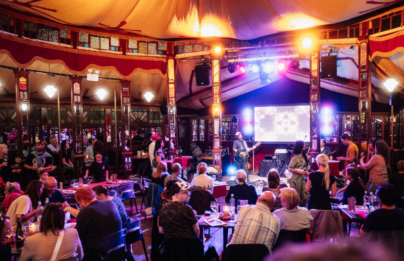 Der historische Spiegelpalast beim Deutschen Weinlesefest (Foto: Benjamin Klose)