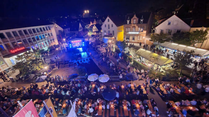 Das stimmungsvolle Festgelände vor dem Rathaus der Verbandsgemeinde (Foto: Verbandsgemeindeverwaltung Annweiler)