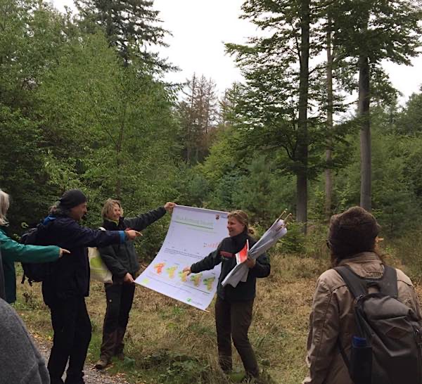 Simone Kiefer und Paula Hochscheidt auf einer Klimawandelwanderung (Foto: Haus der Nachhaltigkeit)