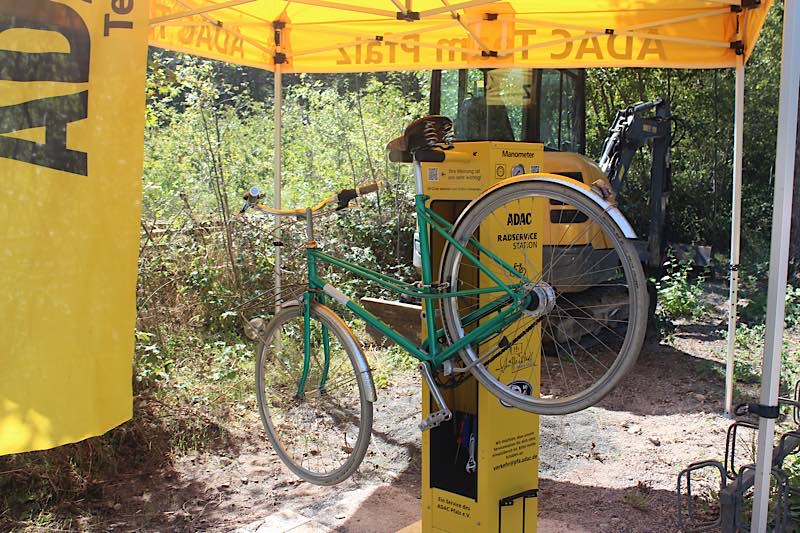 An der ADAC Radservice-Station können Radfahrer ihr Rad in Arbeitshöhe aufhängen und Luftpumpe, Reifenheber und die wichtigsten Werkzeuge für kleinere Reparaturen nutzen. An der ADAC Radservice-Station können Radfahrende ihr Rad in Arbeitshöhe aufhängen und Luftpumpe, Reifenheber und die wichtigsten Werkzeuge für kleinere Reparaturen nutzen.