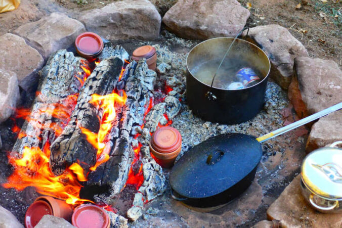 Kochen am Lagerfeuer (Foto: Biosphärenakademie)