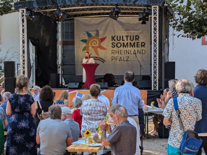 Ministerin Katharina Binz dankt der Kulturszene des Landes für 33 Jahre Kultursommer Rheinland-Pfalz (Foto: Kultursommer)