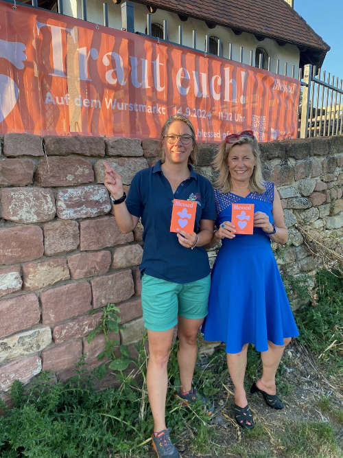 Carolin Müller-Zaun (l.), Vorsitzende der Michaeliskapelle, und Diemut Meyer, Leitung des Segensbüros "Blessed", freuen sich auf die Paare. (Foto: Carolin Müller-Zaun)