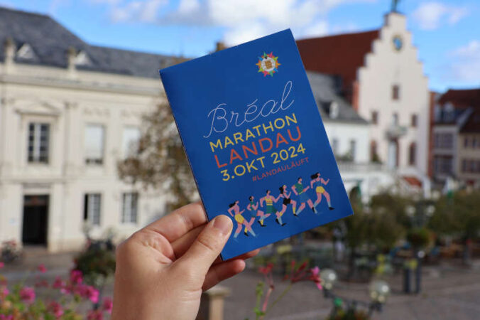 Dieser Flyer in Landau-Blau informiert über den Bréal-Marathon Landau. (Quelle: Stadt Landau)