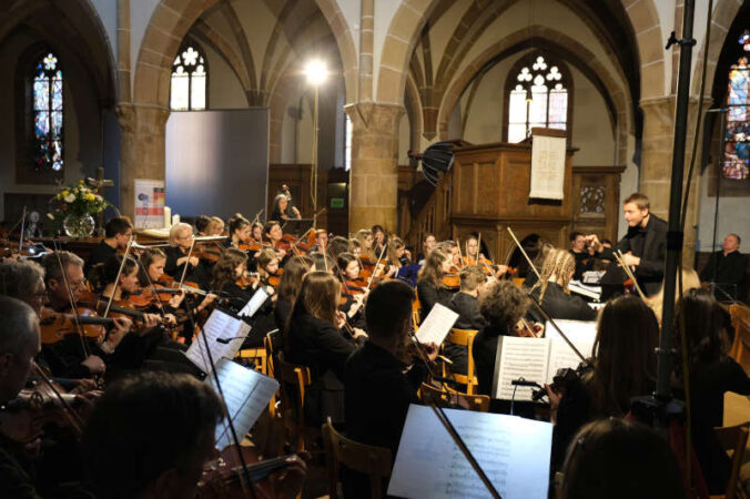 Junge Musikerinnen und Musiker aus Deutschland, Frankreich und Polen spielten am 9. Mai unter dem Titel „Gemeinsam Europa gestalten“ in der Landauer Stiftskirche. Am Pult standen Marc Bender und Zbigniew Halat. (Foto: KV SÜW)