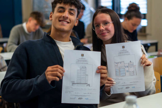 Schüler und Schülerin des Heinrich-Heine-Gymnasiums präsentieren ihre Bilder von Kaiserslautern (Foto: mpk)