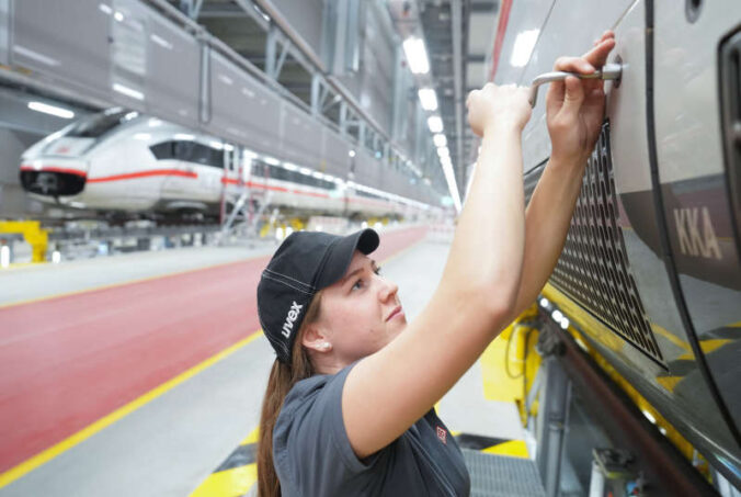 DB-Mitarbeiterin (Foto: Deutsche Bahn AG / Oliver Lang)