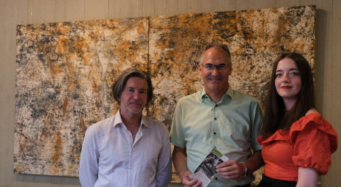 Bei der Vernissage (von links): Künstler Matthias Göhr, Landrat Dietmar Seefeldt und Sabine Adler, die in die Ausstellung einführte. (Foto: KV SÜW)