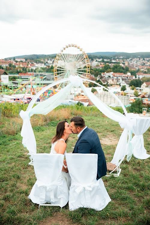 Tina und Benedikt Jagustin sind eins von 82 Paaren, die auf dem Wurstmarkt "Ja" gesagt haben. (Foto: Marius Schiffer/Cambrothers GbR)