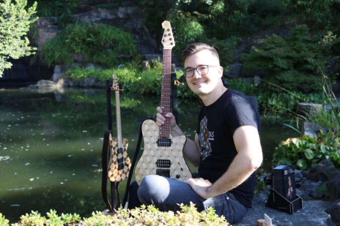 Gitarrenbauer Jonas Mehne aus Kerzenheim (Foto: Handwerkskammer der Pfalz)