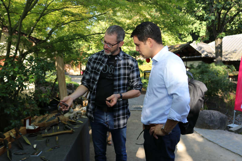 Uwe Heieck aus Kindsbach zeigt Hauptgeschäftsführer Dr. Till Mischler seine Messer aus handgeschmiedeten Damaststählen (Foto: Handwerkskammer der Pfalz)