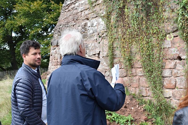 Beigeordneter Manuel Steinbrenner lässt sich von Klaus Meckler, 1. Vorsitzender des Fördervereins Burg Hohenecken e.V., die geplanten Sanierungsarbeiten erläutern. (Foto: Stadt Kaiserslautern)